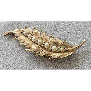 1950'S CROWN TRIFARI FAUX PEARL & CRYSTAL RHINESTONE LEAF PIN BROOCH GOLD TONE